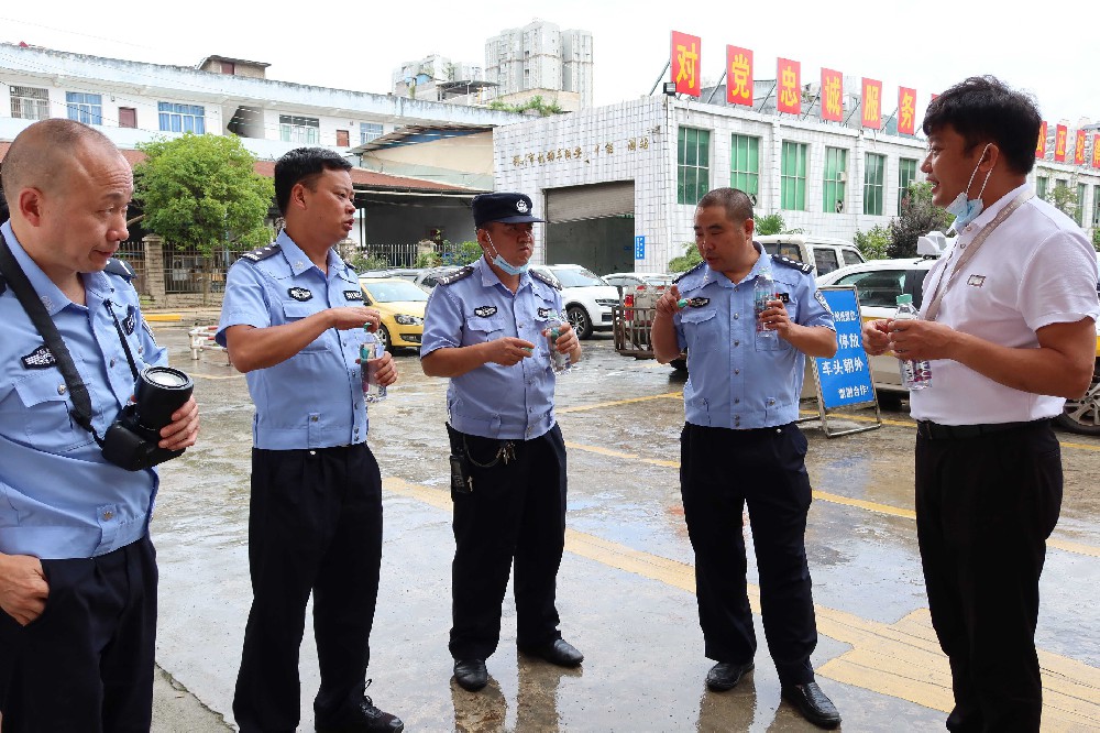 交警队赠水